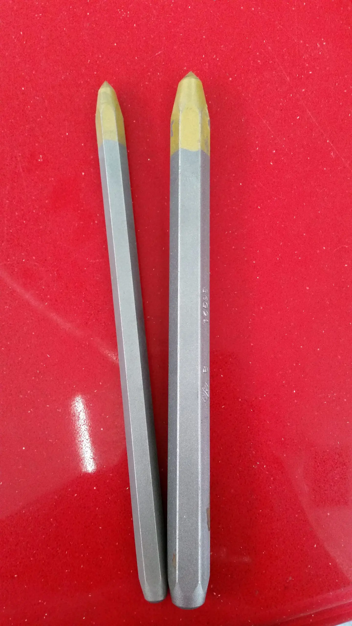 שוקיה וידיה