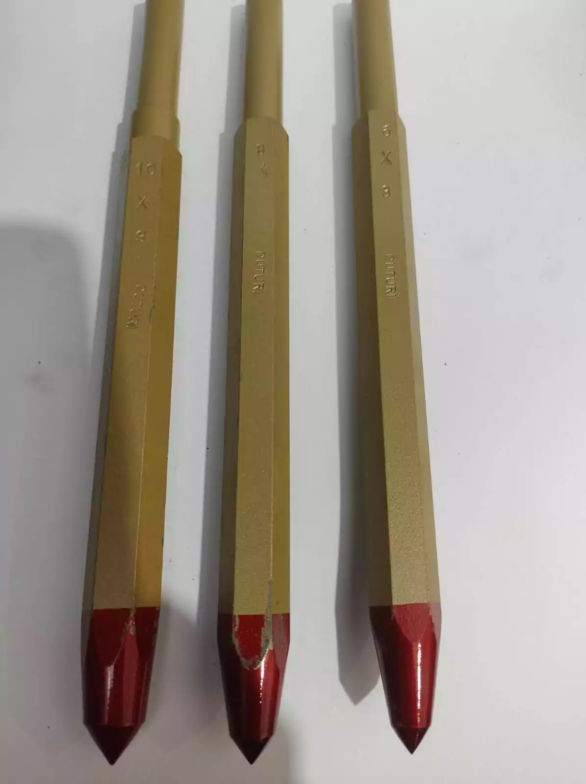 שוקיה איזמל וידיה שפיץ "CUTURI"